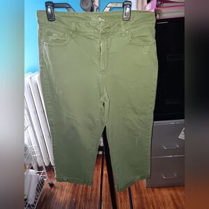 Time and Tru Women's 12 Mid-Rise Distressed Capris Pre-Owned